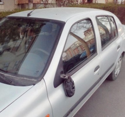 Un constănţean părăsit de iubită după ce s-a întors din voiaj a distrus 14 oglinzi retrovizoare - VIDEO